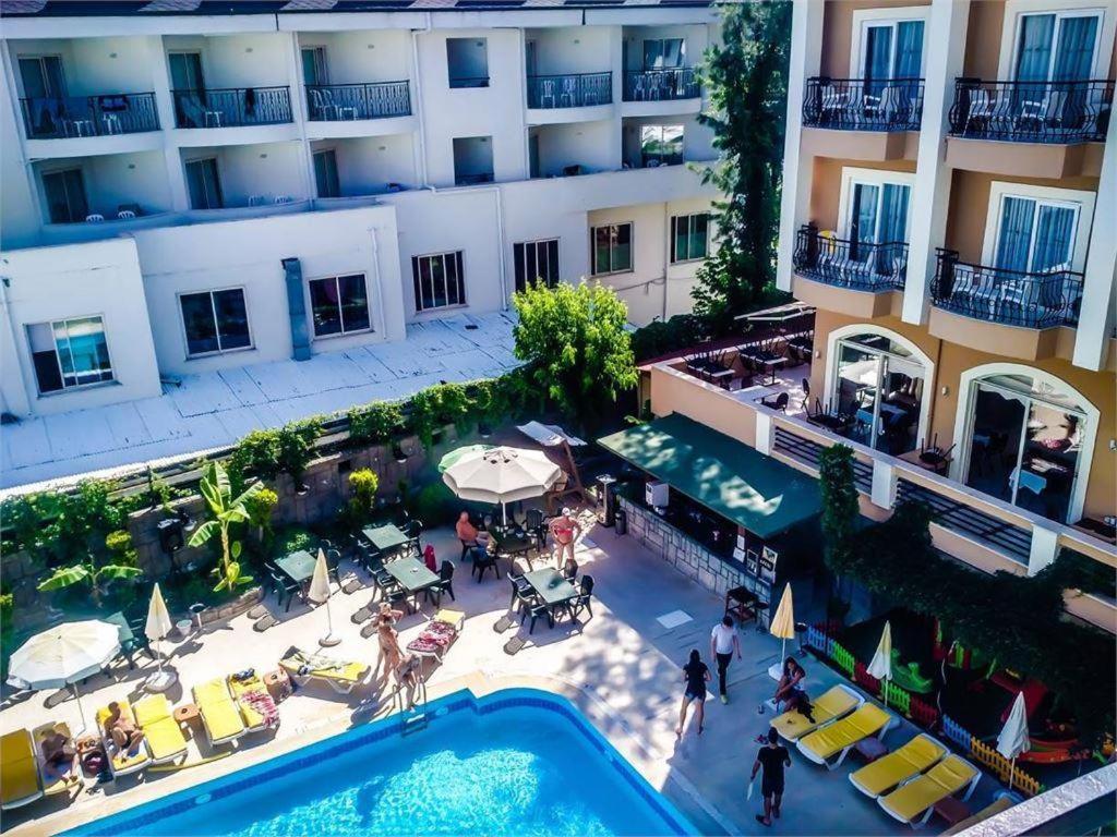 vista aerea di un hotel con piscina di BESO BEACH HOTEL ad Ağva