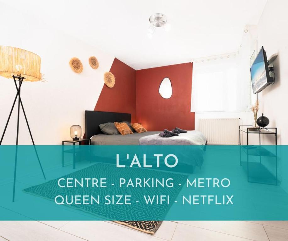 - une chambre dotée d'un lit avec un mur rouge dans l'établissement L'Alto - Toulousecozyflat - Centre- Parking - Métro, à Toulouse