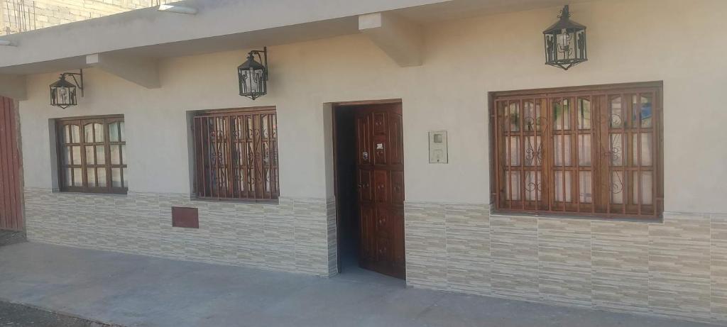un edificio con dos puertas y tres ventanas en La Candelaria en Humahuaca