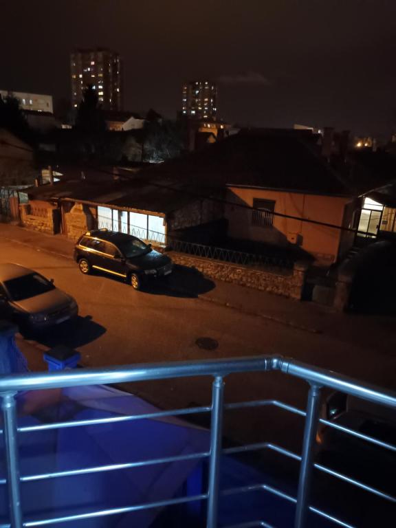 une voiture garée sur un parking la nuit dans l'établissement Apartman Anna, à Kragujevac