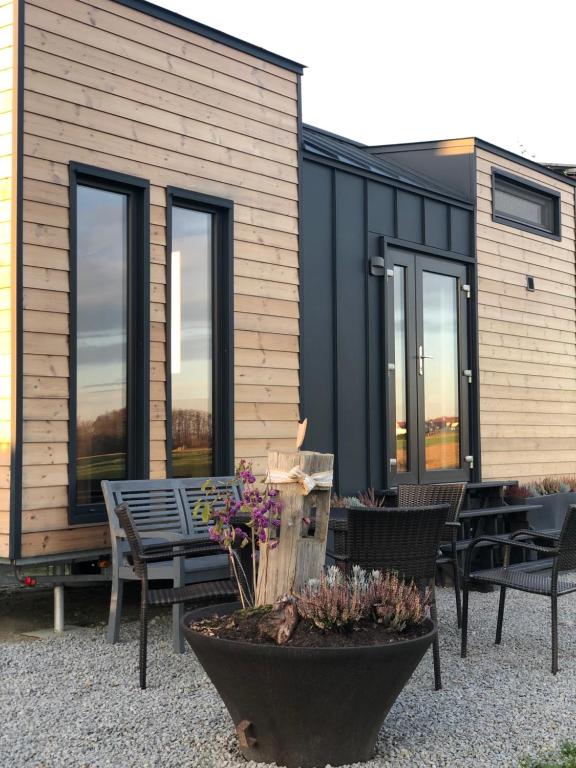 una casa pequeña con mesa y sillas en TinyHouse -Reset im Vilstal -Zurück zum Ursprung, en Aldersbach