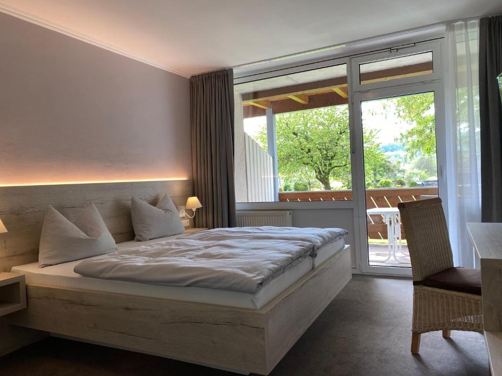 Postel nebo postele na pokoji v ubytování Hotel & Restaurant Kronenhof am Weser-Radweg