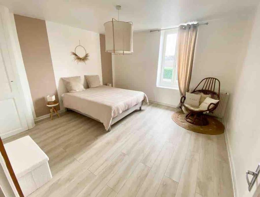 1 dormitorio con 1 cama y suelo de madera en Joli duplex cocooning de 100m2 avec Rez de jardin en Feyzin