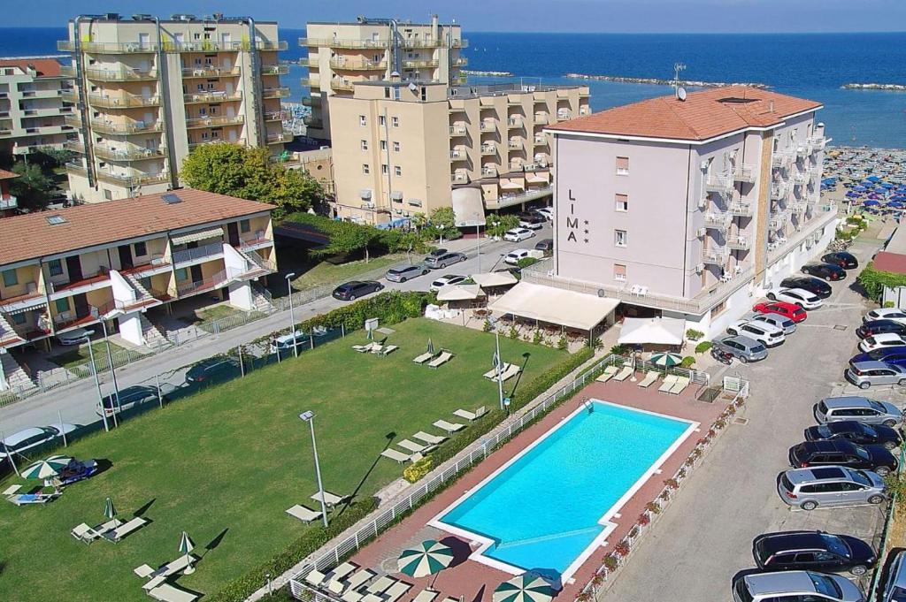 una vista aérea de un hotel con piscina en Hotel Lima, en Lido di Savio