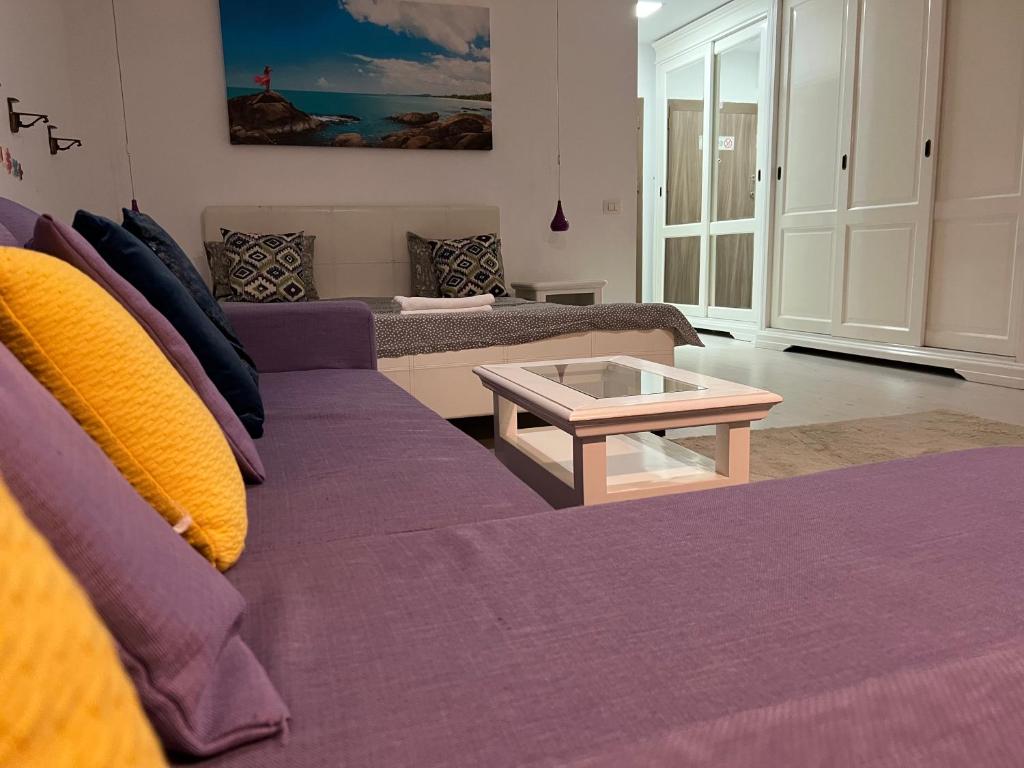 - un salon avec deux canapés et une table basse dans l'établissement Airport Residence, à Otopeni