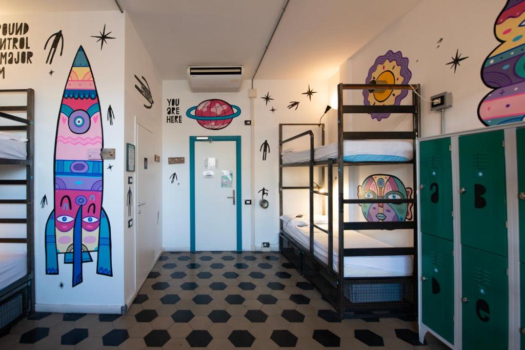 Łóżko lub łóżka piętrowe w pokoju w obiekcie Madama Hostel & Bistrot