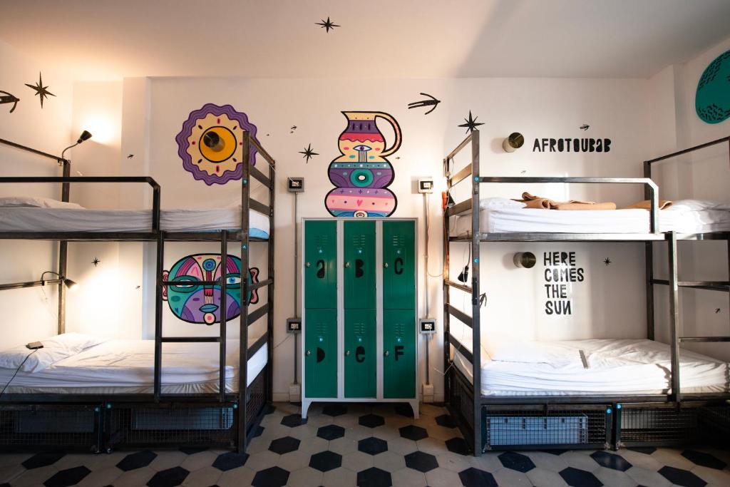 Łóżko lub łóżka w pokoju w obiekcie Madama Hostel & Bistrot