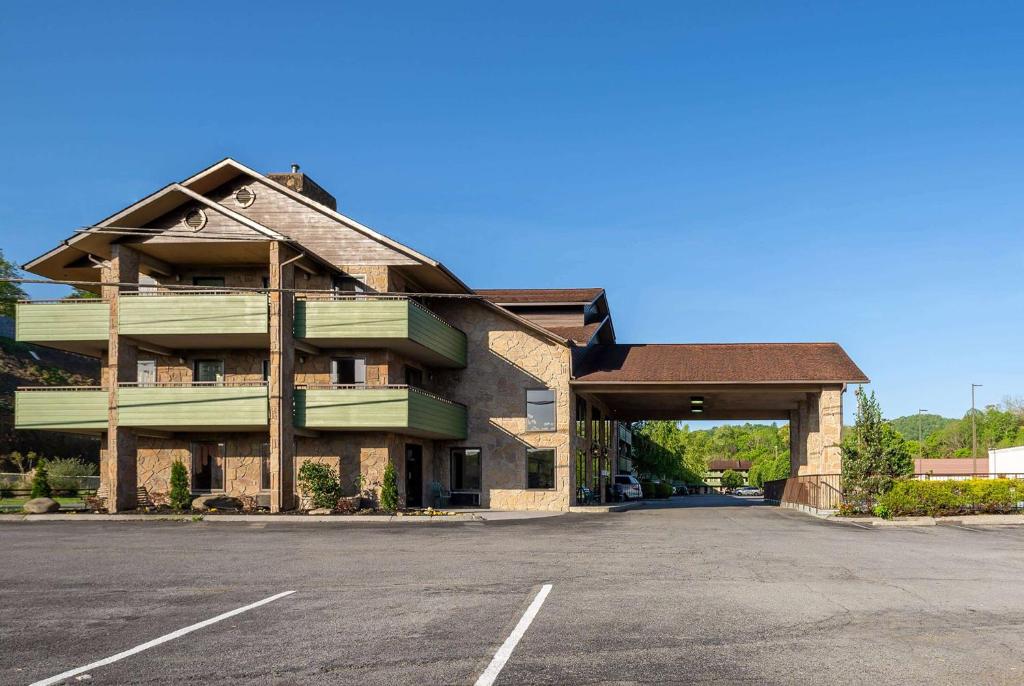 un edificio con un estacionamiento delante de él en Days Inn By Wyndham Pigeon Forge South en Pigeon Forge