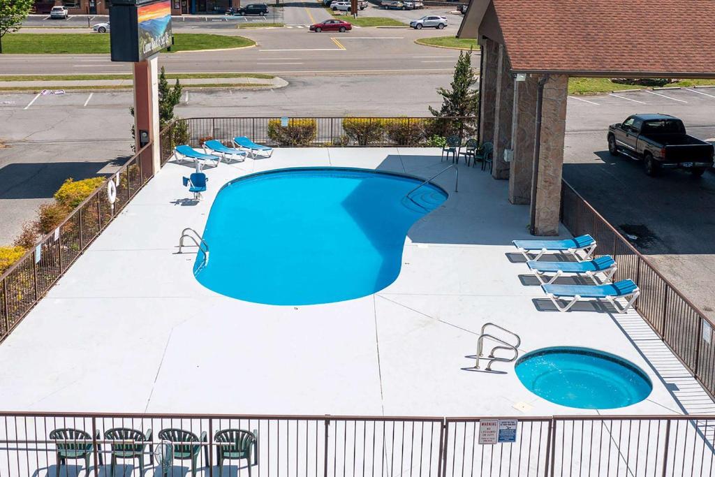 an overhead view of a pool with chairs and a building at Days Inn By Wyndham Pigeon Forge South in Pigeon Forge