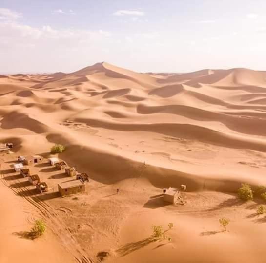 una vista aerea di un deserto con dune di sabbia di Chigaga Desert Camp a M'Hamid
