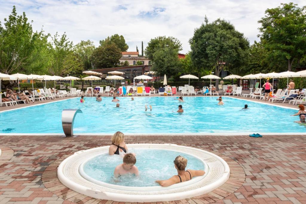 un grupo de personas en una piscina en un complejo en hu Roma Camping In Town, en Roma