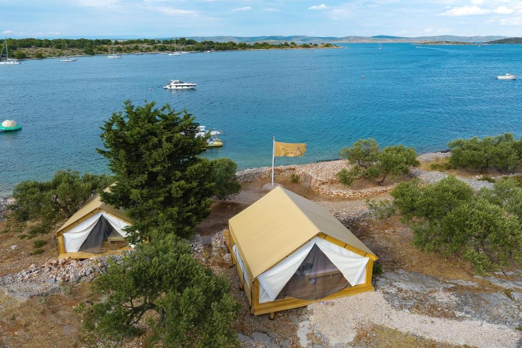 Příroda nedaleko luxury tent