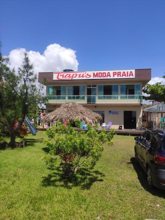 een gebouw met een bord erop bij Pousada Pegadas na Areia in Palhoça