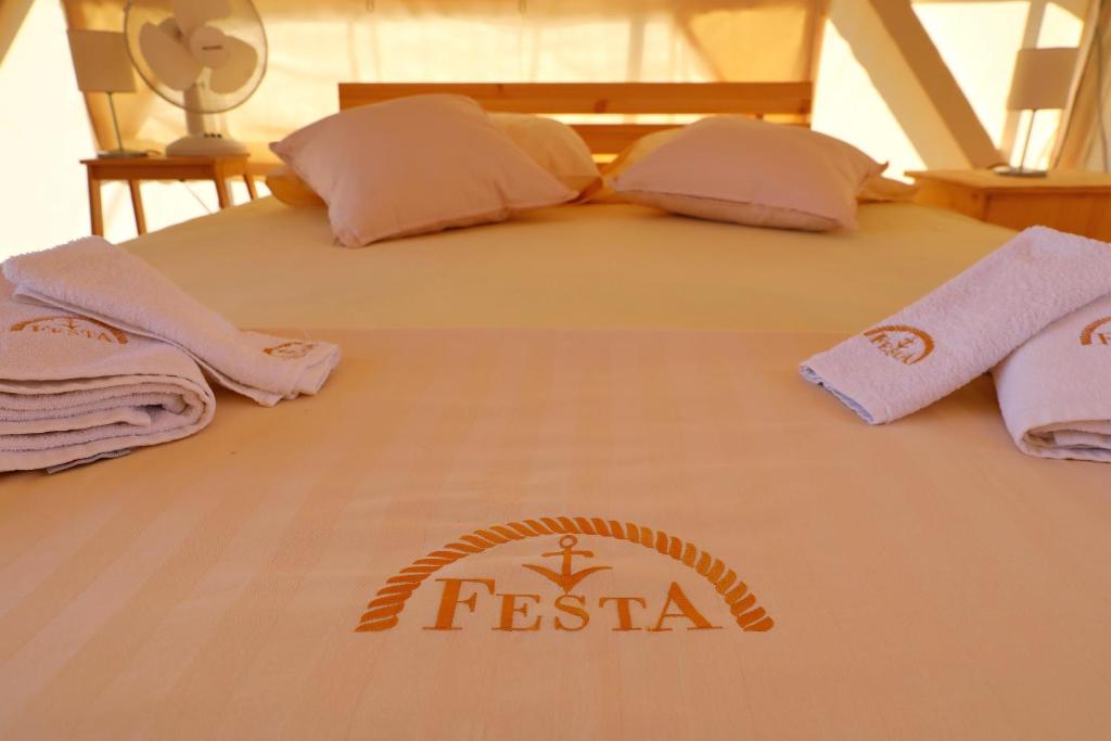 Postel nebo postele na pokoji v ubytování Glamping resort Fešta Kornati