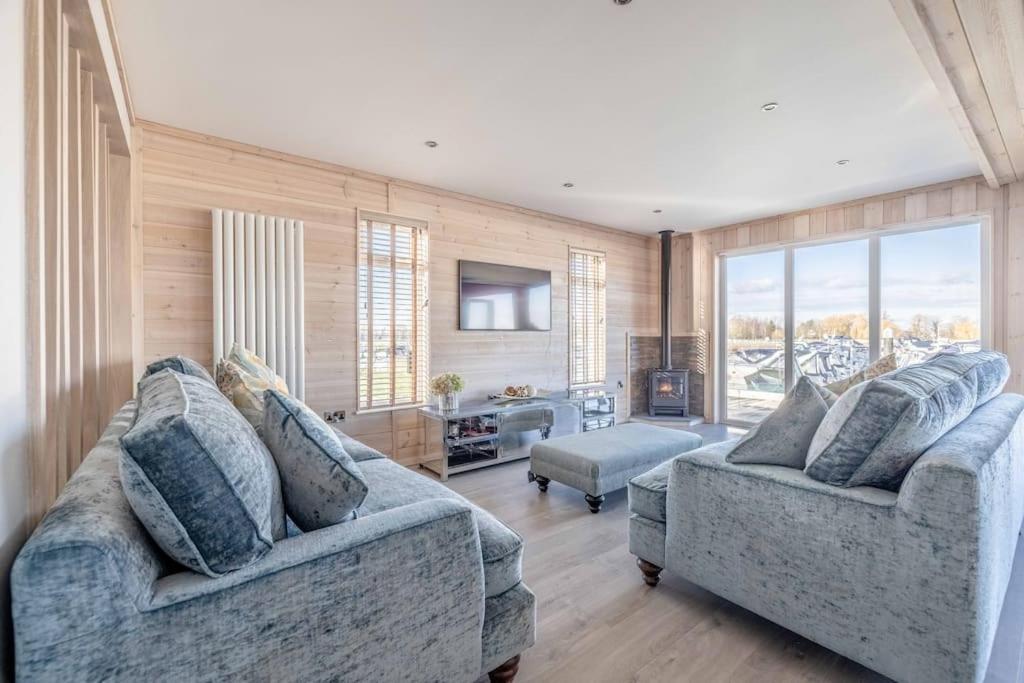 Χώρος καθιστικού στο Stylish Lodge At Windsor Racecourse Marina