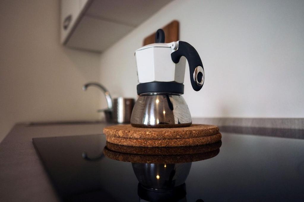 Příslušenství pro přípravu čaje a kávy v ubytování Marina Apartments