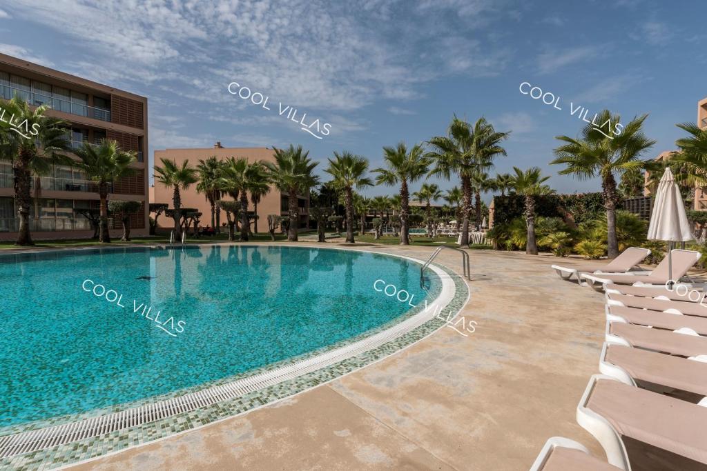 una piscina en un complejo con sillas y palmeras en Apartamento Chocolate - 300 meters from Salgados beach en Guia