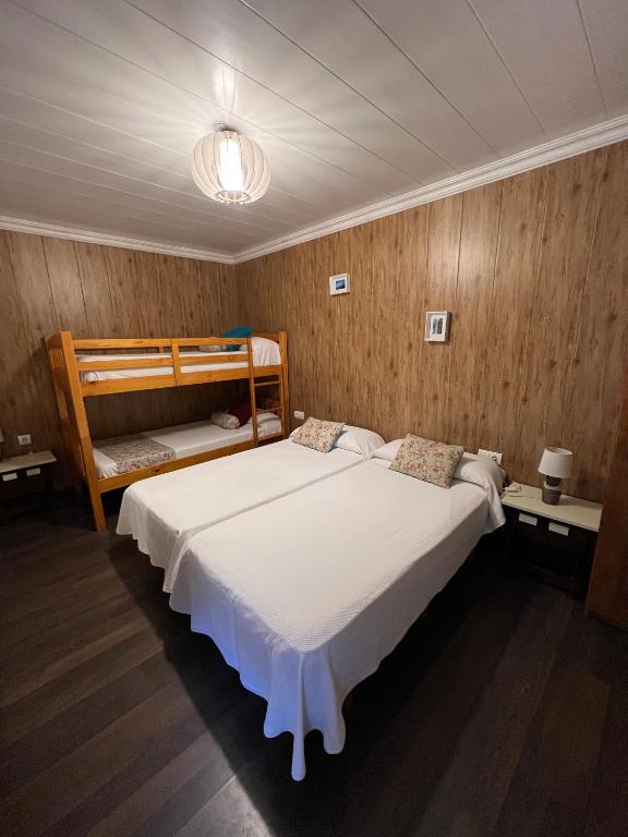 Booking.com: Hostal o pensió Hostal de Montaña Pous de la neu ...
