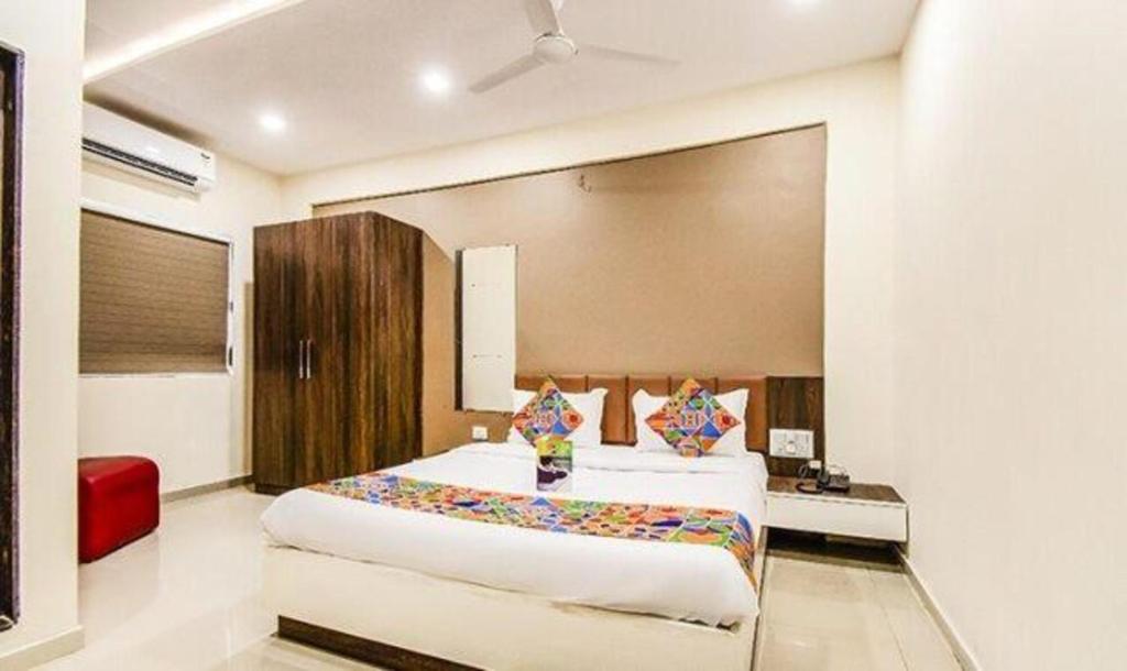 um quarto com uma cama grande num quarto em FabExpress Pratiksha em Ahmedabad