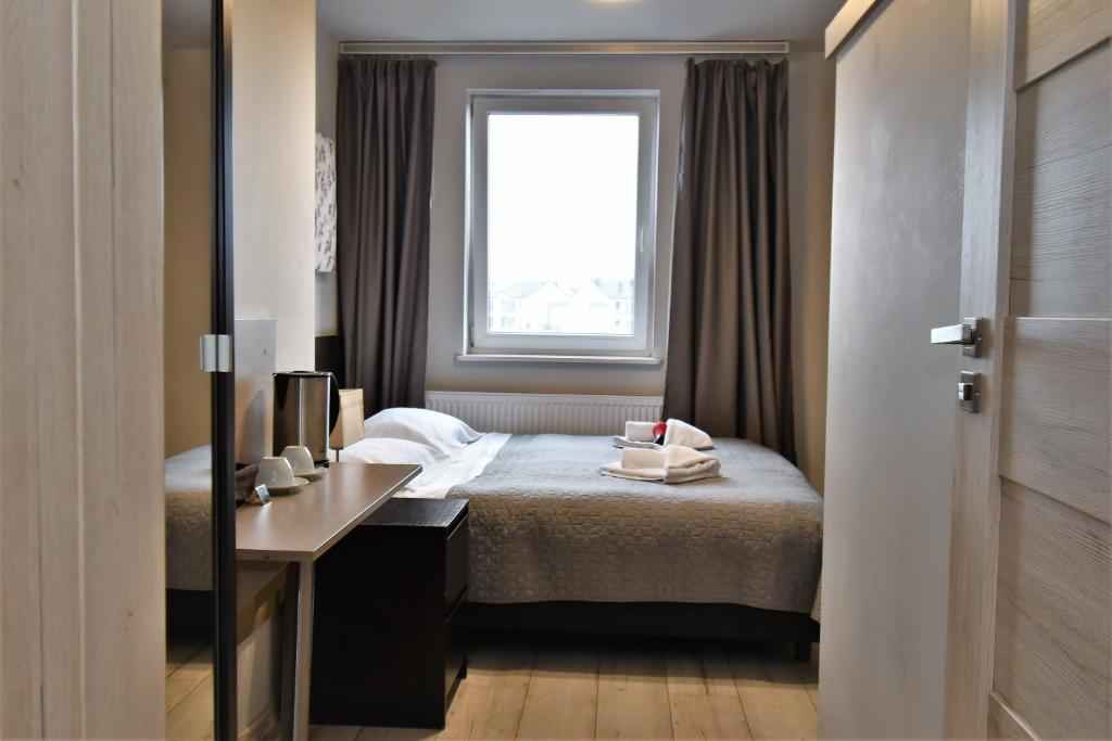 Postel nebo postele na pokoji v ubytování Sleepinn Gdansk Airport