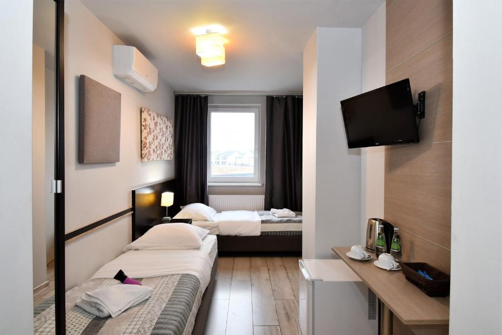Postel nebo postele na pokoji v ubytování Sleepinn Gdansk Airport