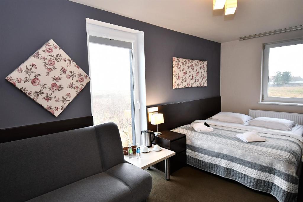 Postel nebo postele na pokoji v ubytování Sleepinn Gdansk Airport