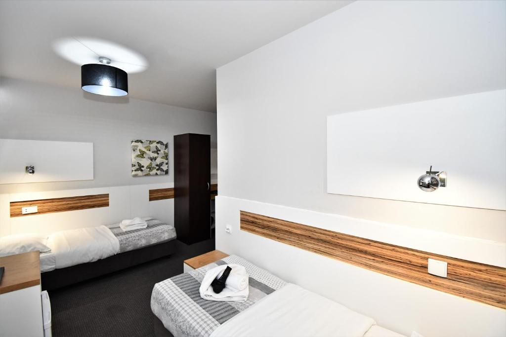 Postel nebo postele na pokoji v ubytování Sleepinn Gdansk Airport
