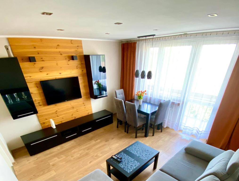 Televiisor ja/või meelelahutuskeskus majutusasutuses Apartament Glamour Work&Relax, obok ARENY Gliwice, FV