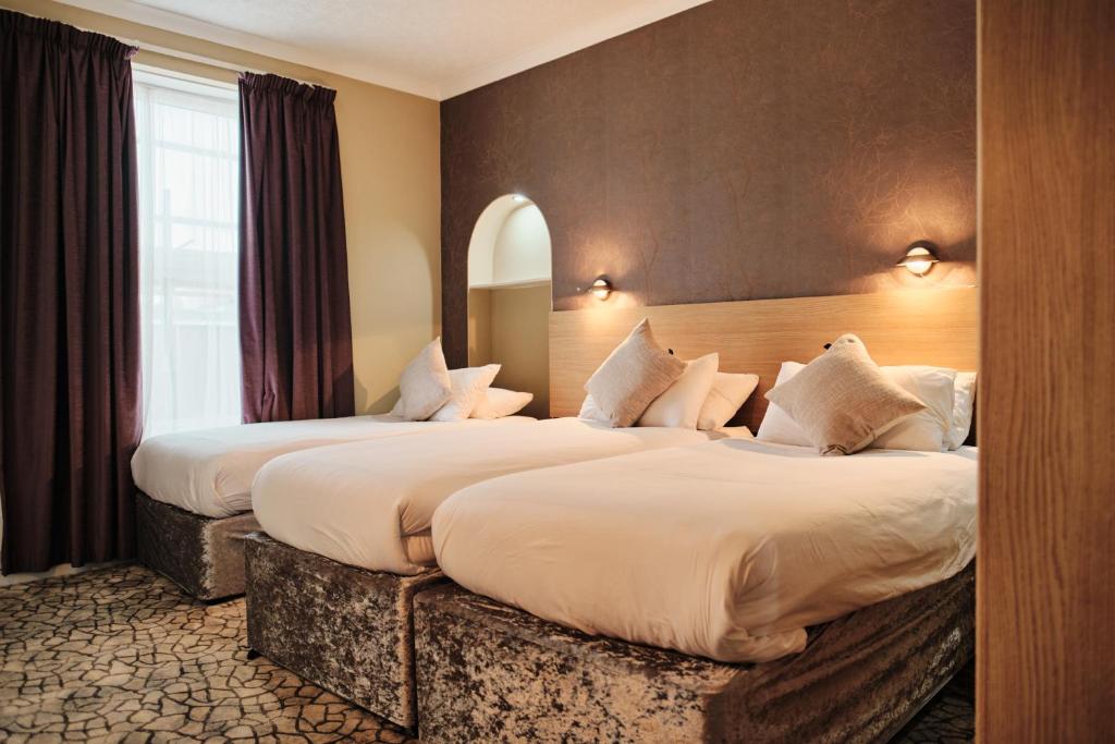 Postel nebo postele na pokoji v ubytování Hotel De Normandie