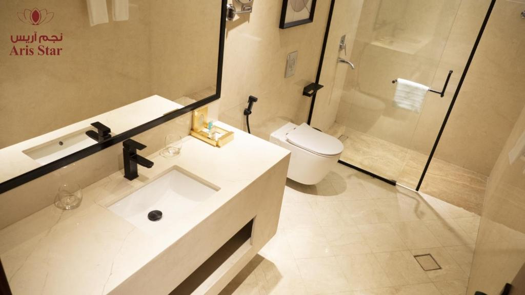 Koupelna v ubytování Najm aris hotel