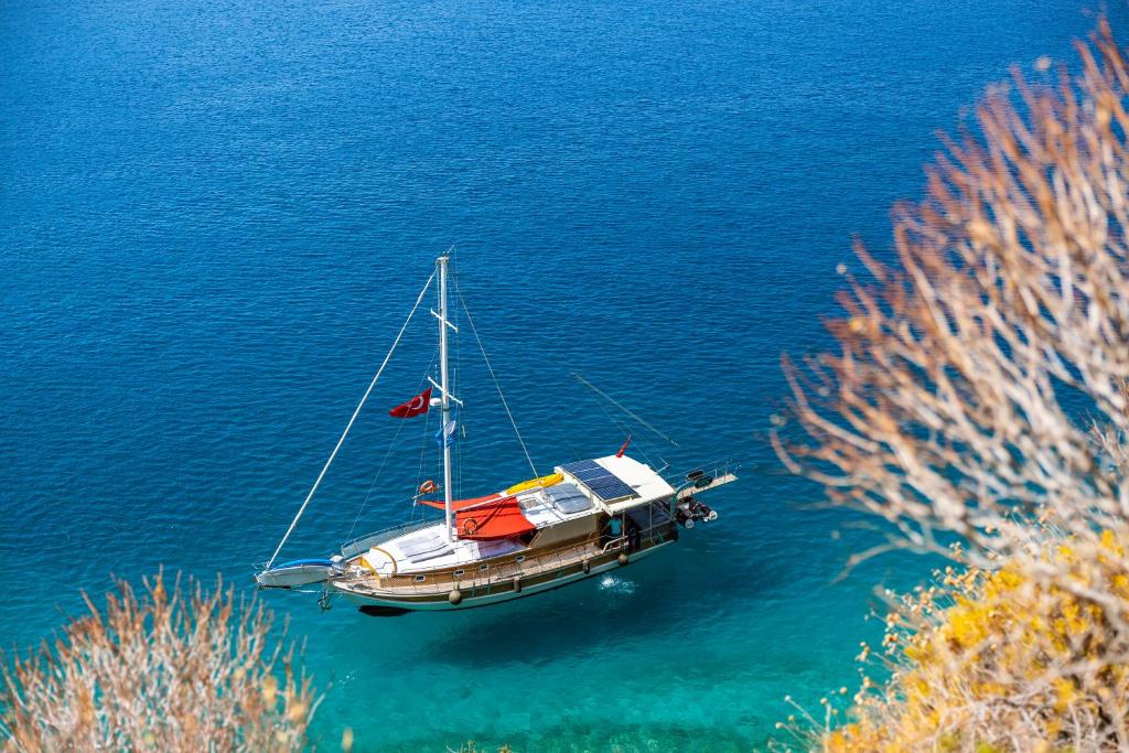 un barco flotando sobre un cuerpo de agua en Blue Cruise, en Kas