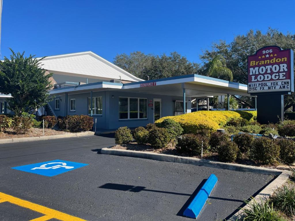 un motel con un cartel frente a un edificio en Brandon Motor Lodge, en Brandon