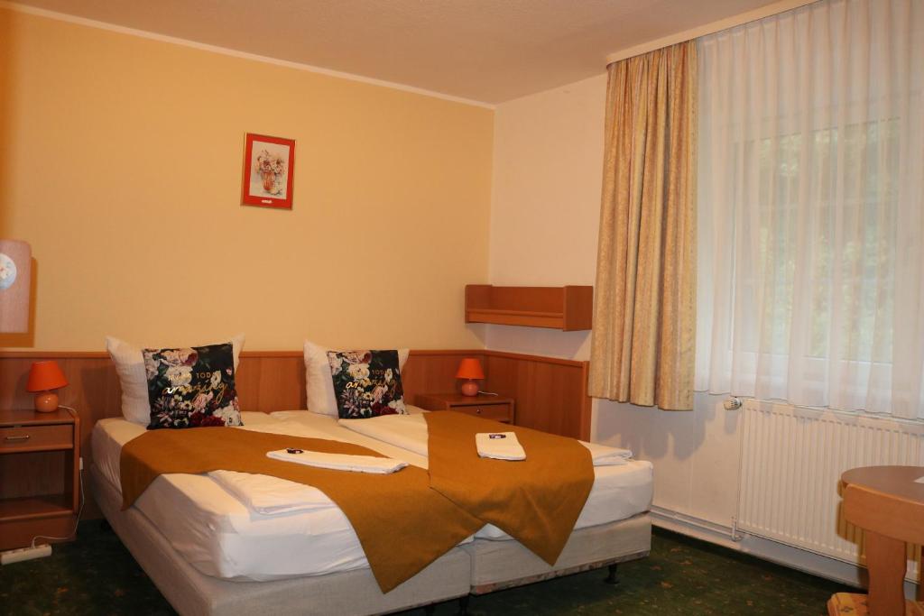 Postel nebo postele na pokoji v ubytování Waldhotel Harz Ilsenburg