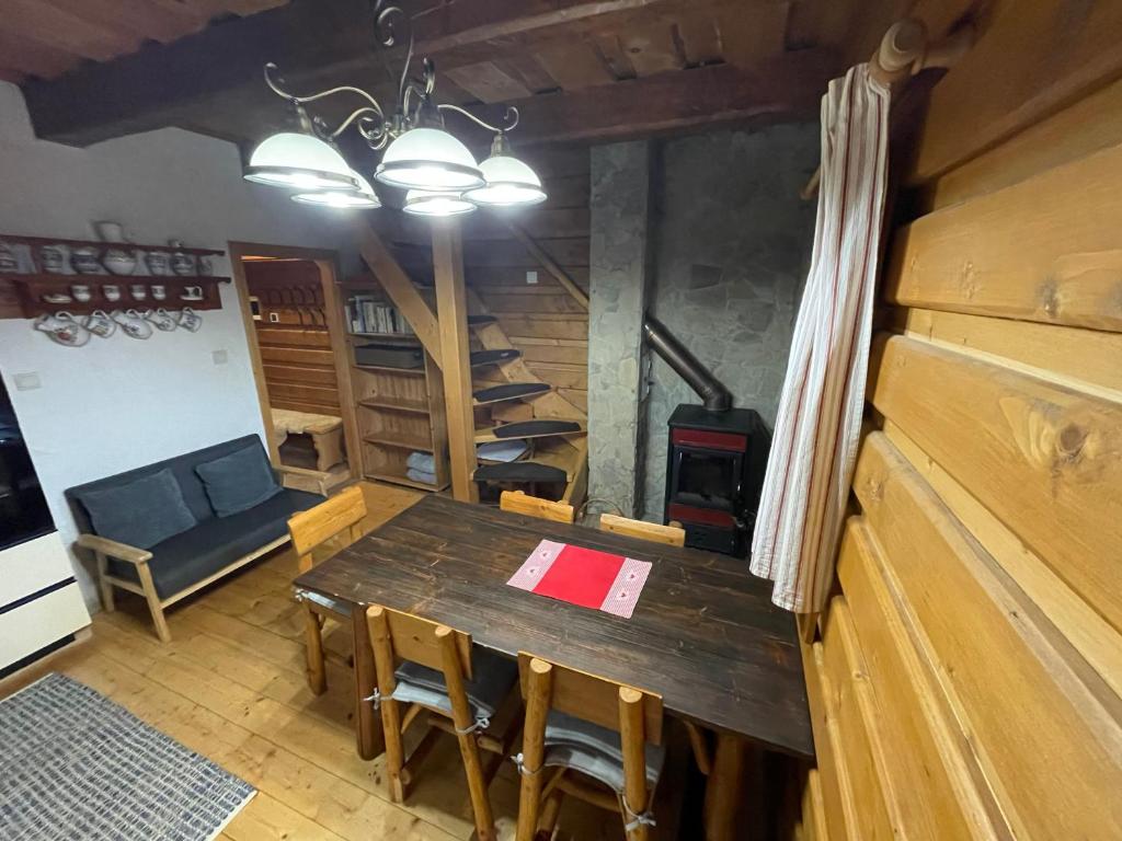 Televízia a/alebo spoločenská miestnosť v ubytovaní Chata za potokom