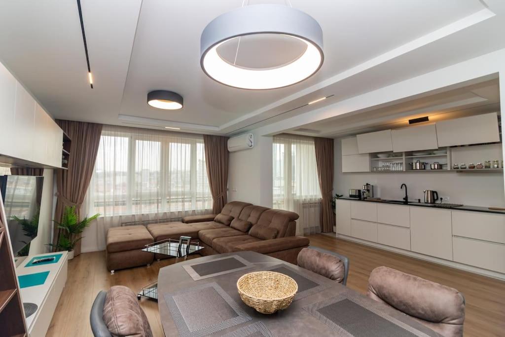 - un salon avec un canapé et une table dans l'établissement Gran Capital Top Central Apartment, à Sofia