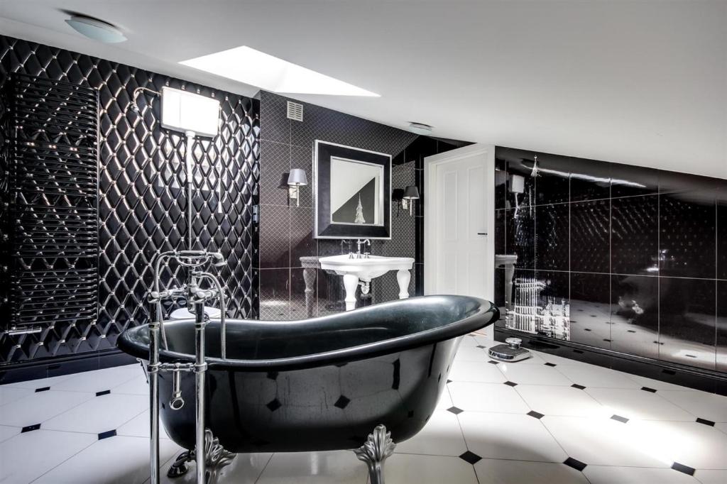 bagno nero con vasca e lavandino di Divon Luxury Apartments by Wawel Castle a Cracovia