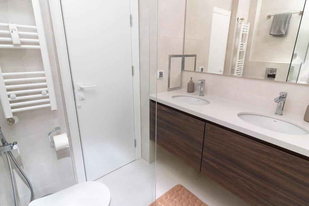 A bathroom at Gran Capital Top Central Apartment