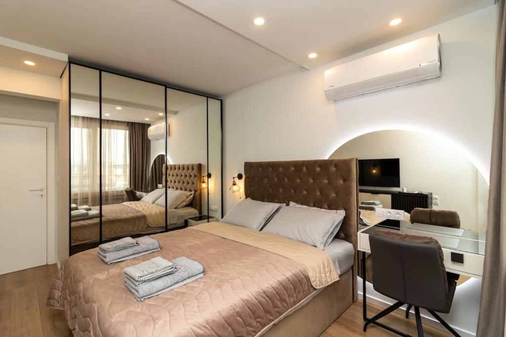 A bed or beds in a room at Gran Capital Top Central Apartment
