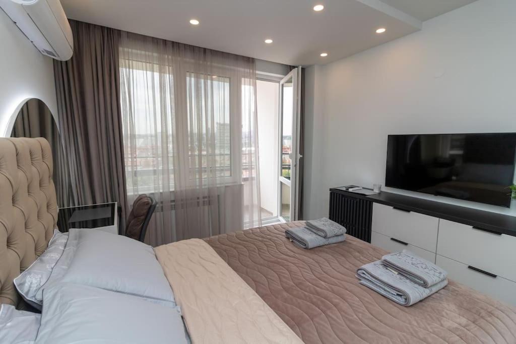 A bed or beds in a room at Gran Capital Top Central Apartment