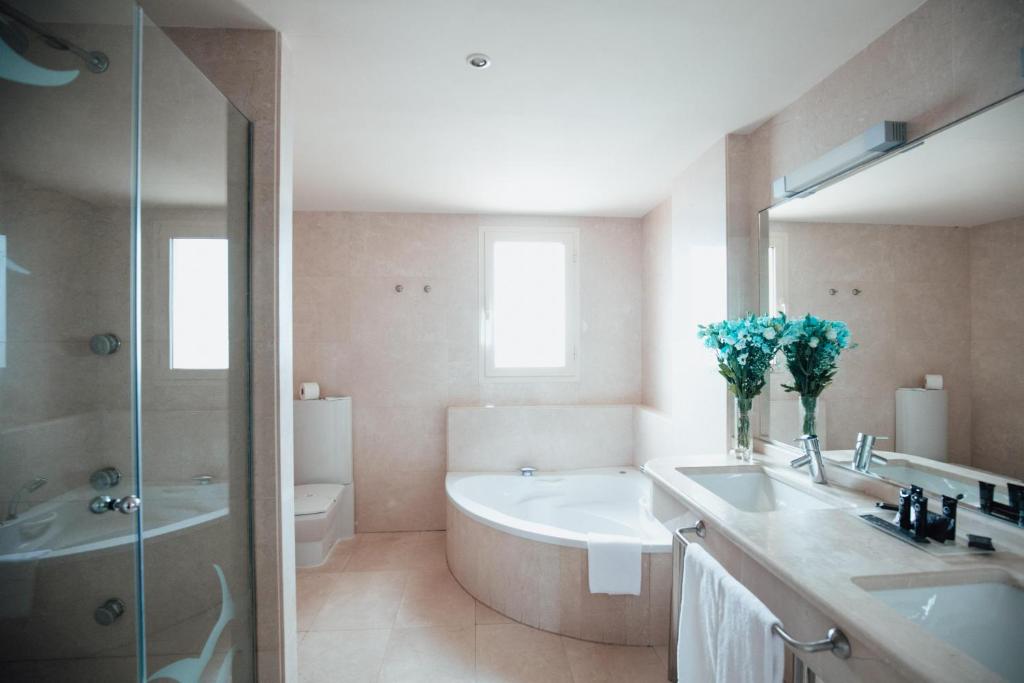 Un baño de Poseidon La Manga Hotel & Spa - Designed for Adults
