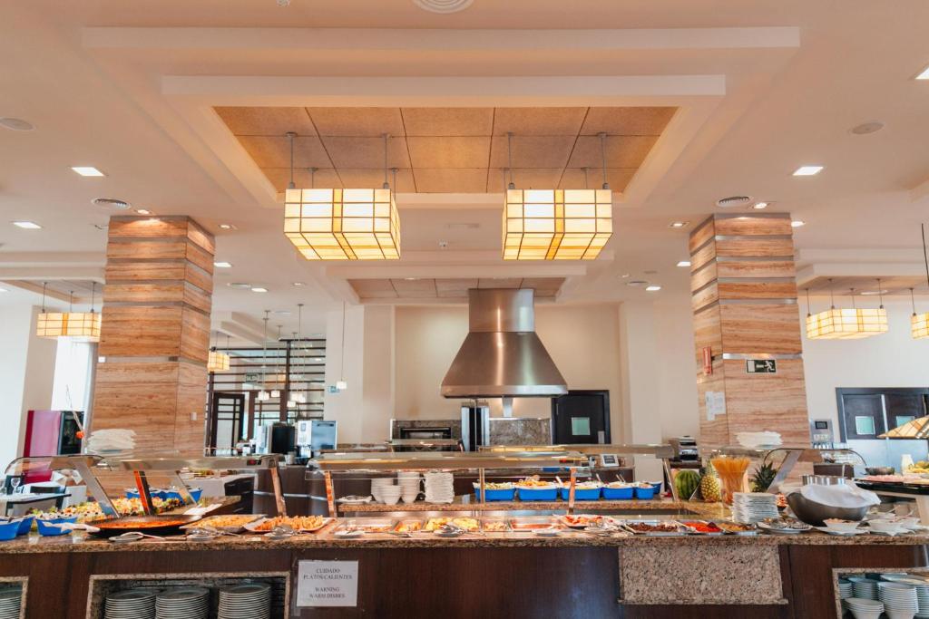 Comida en o cerca de este hotel