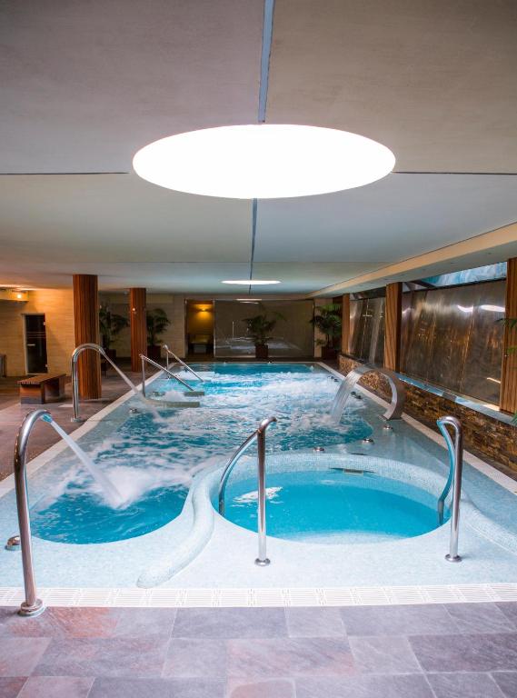 una gran piscina cubierta en un hotel en Poseidon La Manga Hotel & Spa - Designed for Adults, en La Manga del Mar Menor