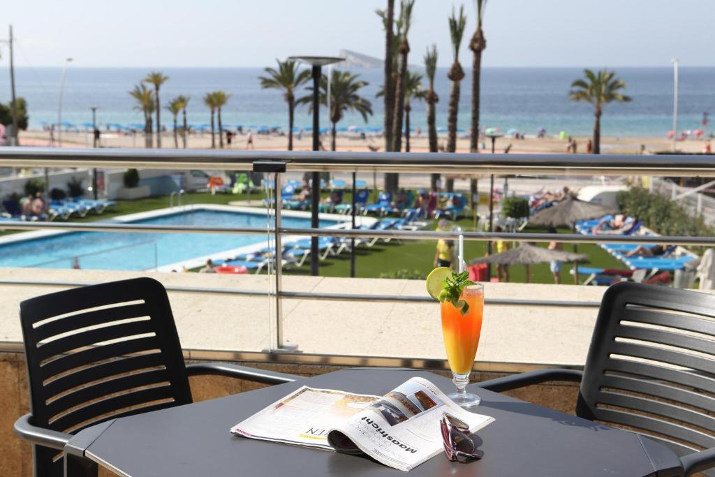 Бассейн в Hotel Poseidon Playa или поблизости