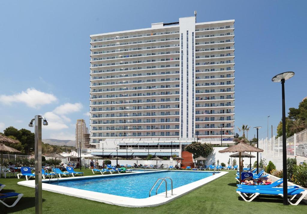 ベニドルムにあるHotel Poseidon Playaのスイミングプールと大きな建物を併設するホテルです。