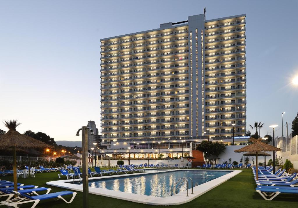 Бассейн в Hotel Poseidon Playa или поблизости