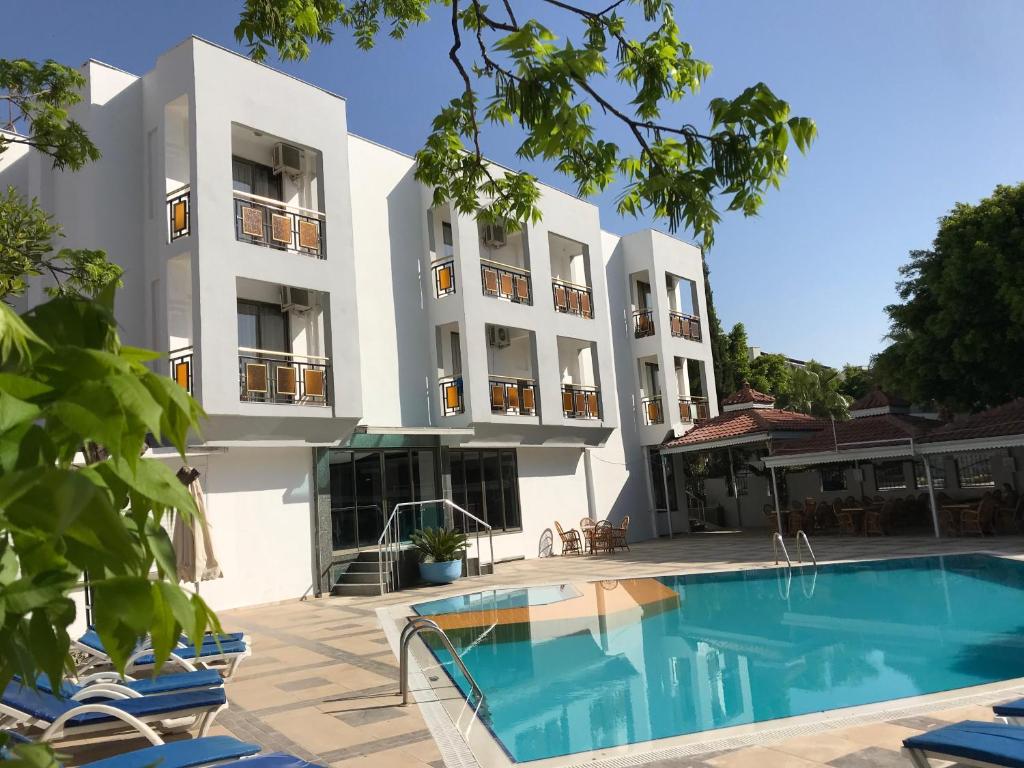 Bazén v ubytování Kahraman Hotel nebo v jeho okolí