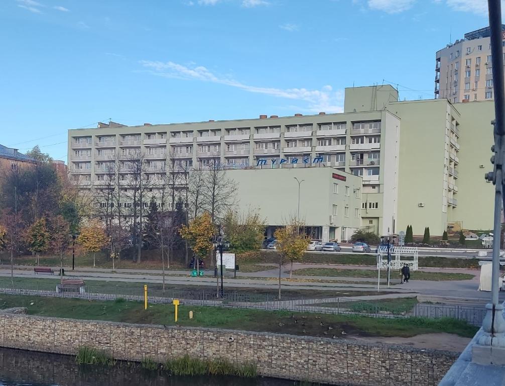 un grand bâtiment en face d'un bâtiment dans l'établissement Отель Турист, à Ivanovo