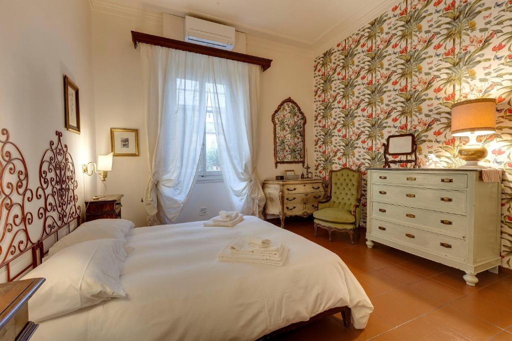 una camera con letto, cassettiera e finestra di Mimì apartment with garden a Firenze