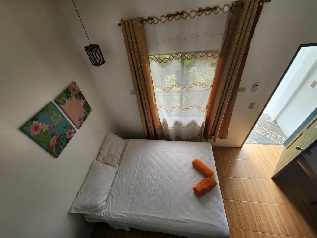 Voodi või voodid majutusasutuse Mannah Garden Staycation Place toas