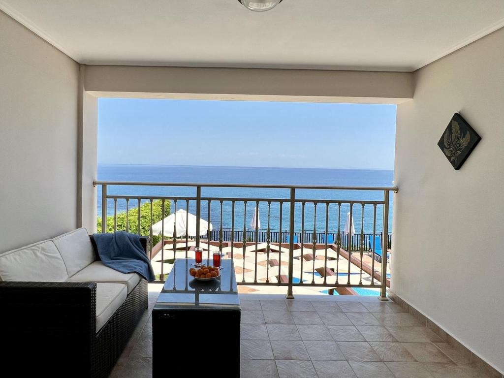 A general sea view or a sea view taken from A villát